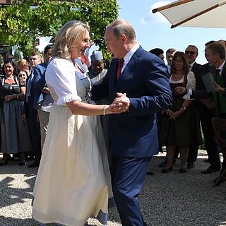 putyin_tancol_eskuvo.jpg putyin_tancol_eskuvo.jpg