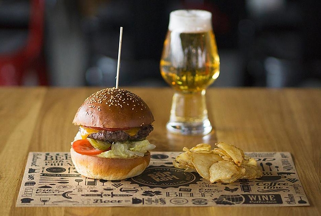 gasztroplacc_avalon_burger.jpg