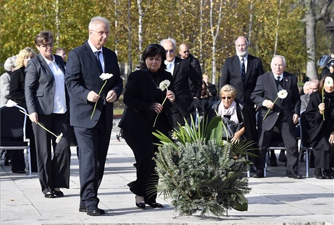 nemzeti-gyasznap.jpg