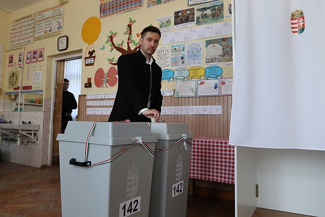 pakusza_zoltan_szavaz_180408_ja_6.jpg