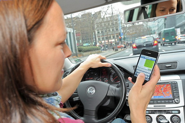 mobil_a_kezben_vezetes_auto.jpg