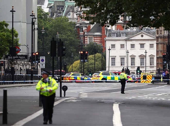 uk_parlament_car_crash4.jpg