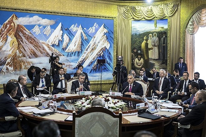 orbanviktor_kirgiz_turk_180903_mti_1.jpg