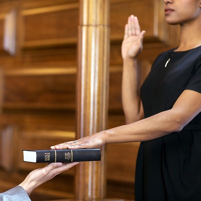 tanuskodas_eskutetel_biblia.jpg