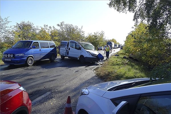baleset_lajosmizse_negy_auto.jpg