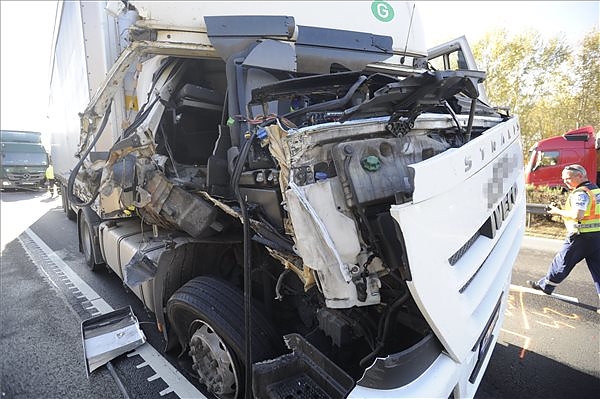 baleset_ocsa_autopalya_kamion.jpg