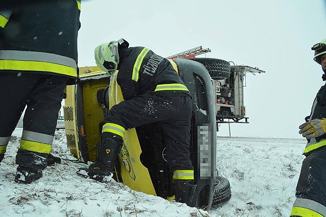 arokba_borult_kisteherauto_ho_190105_1.jpg arokba_borult_kisteherauto_ho_190105_1.jpg