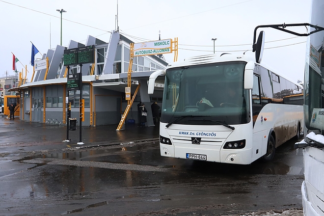 buzater_buszpalyaudvbar_190109ml_2.jpg