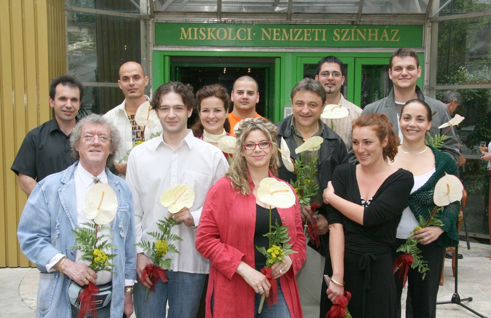 szinhazzaro.jpg