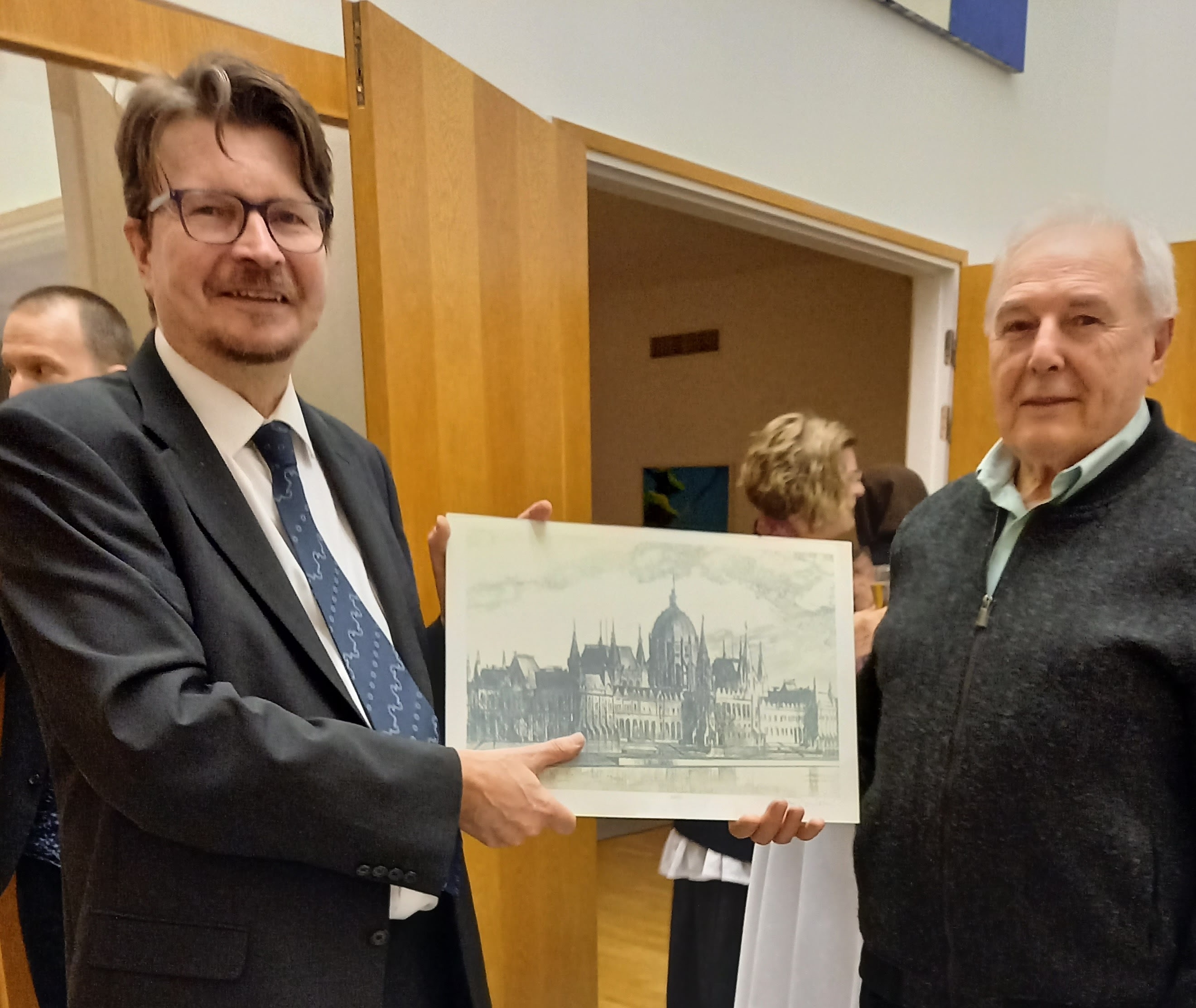 A nagykövet átvette az Országháza rézkarcot. Fotó: magánarchívum