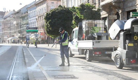 Takarítás a miskolci belvárosban. Fotó: Juhász Ákos