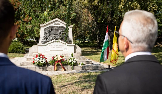 1878-as árvízi megemlékezés a Szent Anna téri emlékműnél  