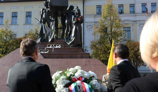 Koszorúzás a Hősök terén 
