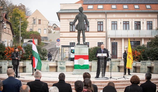 56-os megemlékezés a Petőfi téren 