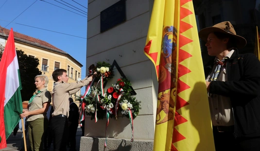 Koszorúzás Misley Emese emléktáblájánál 