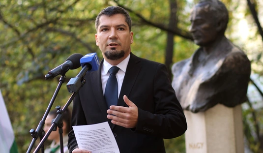 Koszorúzás Nagy Attila szobránál 