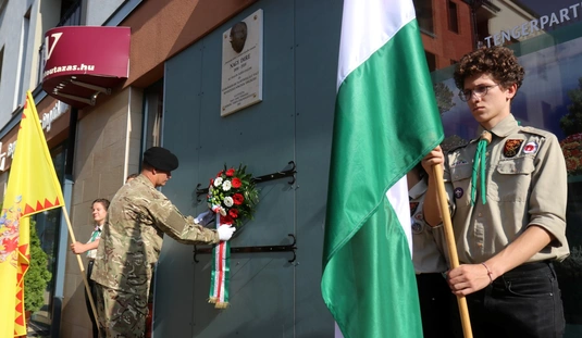 Koszorúzás Nagy Imre emléktáblájánál 