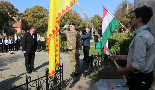 Koszorúzás a Romek emlékoszlopnál 