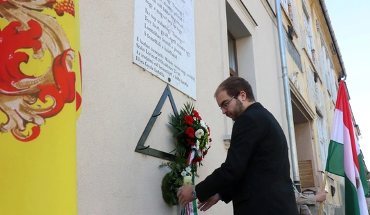 Koszorúzás a Szabó Lőrinc emléktáblánál 