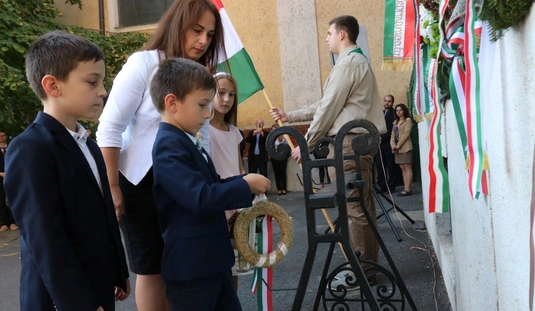 Koszorúzás a Széchenyi István Gimnázium emléktáblánál 