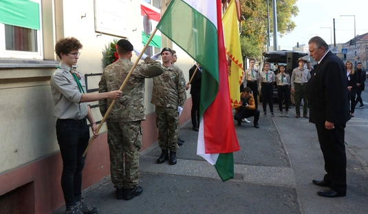 Koszorúzás a Zsolcai kapui emléktáblánál 