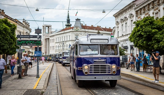 75 éves a menetrendszerinti autóbusz-közlekedés Miskolcon-felvonulás és járműparádé a sétálóutcán 