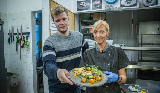 Acéllábos a Dűlő étteremben 