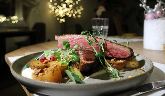 Acéllábos a Dűlő étteremben 