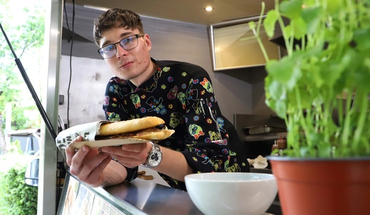 Acéllábos körkép:  Kicsi Séf 