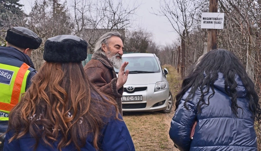 Adományt visz a rendőrség a Házhoz megyünk program keretében 