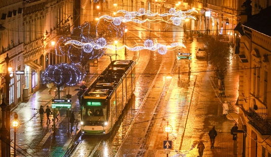 Felkapcsolták a fényeket, elkezdődött az adventi forgatag 