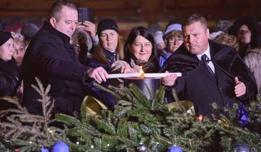 Adventi gyertyagyújtás a Szent István téren 