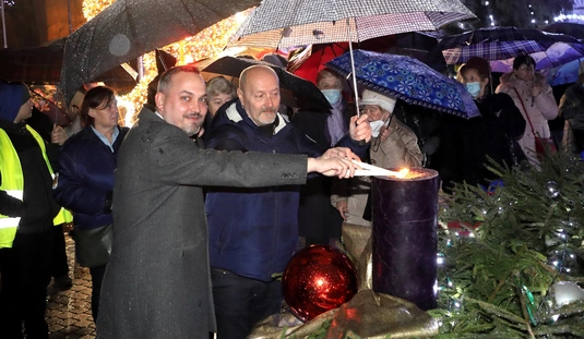 Adventi gyertyagyújtás a Szent István téren 