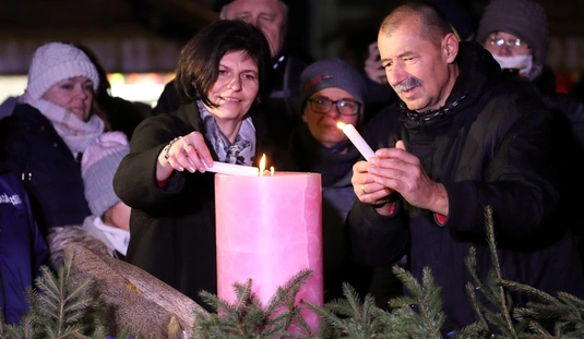 Adventi gyertyagyújtás a Szent István téren 