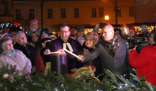 Adventi gyertyagyújtás a szent István téren 