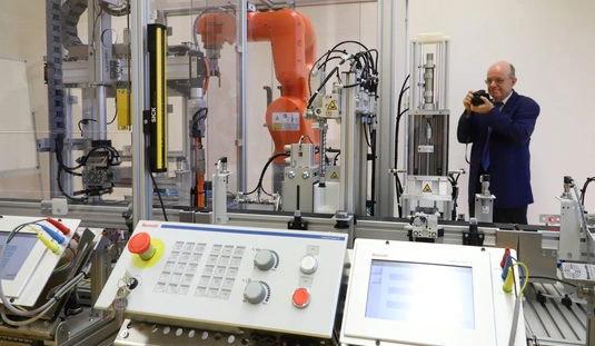 Gyártásszimulációs ipari robotok átadása az Andrássyban 