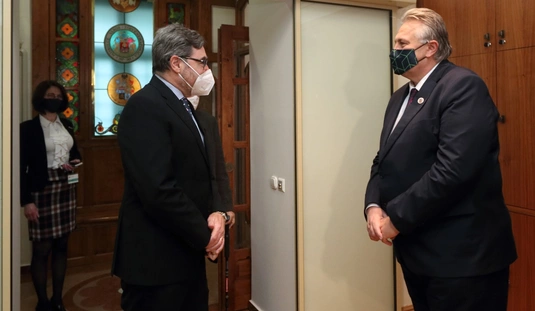 Paul Fox brit nagykövet a városházán 