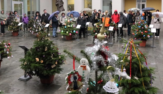 Angyalkert - civil szervezetek karácsonyfái 