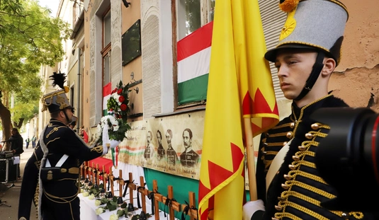 Aradi vértanúk - megemlékezés és koszorúzás a Batthyány emléktáblánál 