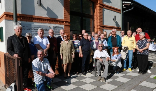 A MÉMTE asztalitenisz szakosztályának emléket állító márványtábla felavatása a Népkerti Vigadóban 