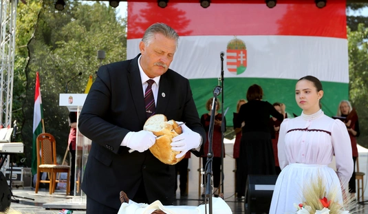 Ünnepi kenyérszentelés és kenyéráldás a Szent István téren 
