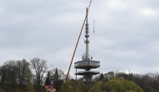 Óriásdaruval emelték le a tévétorony csúcsát 