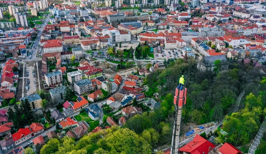 Óriásdaruval emelték le a tévétorony csúcsát II 