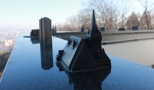 Miskolci nevezetességek az Avasi kilátó párkányán 