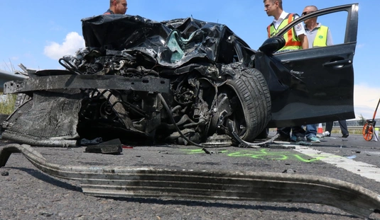 Kamionba rohant egy autó az M30-ason 