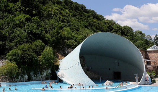 Nyárindító programokkal nyitott a Barlangfürdő  