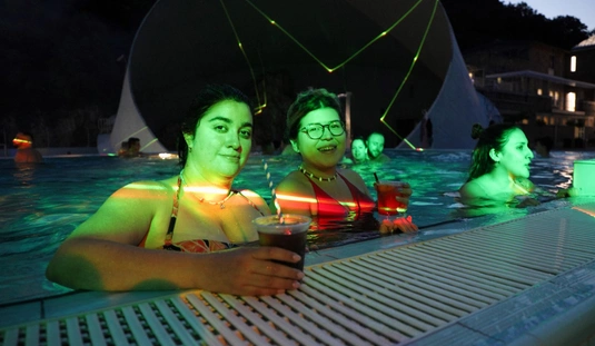 Éjszakai fürdőzés a Barlangfürdőben 