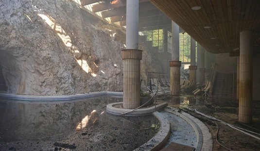 Sajtótájékoztató a leégett Barlangfürdőben 