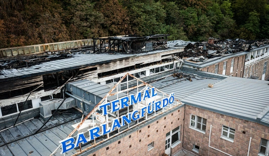 Légifotókon a leégett Barlangfürdő 