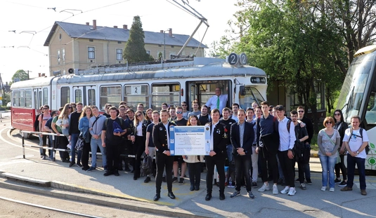 Villamosmérnök hallgatók a bécsi villamoson 